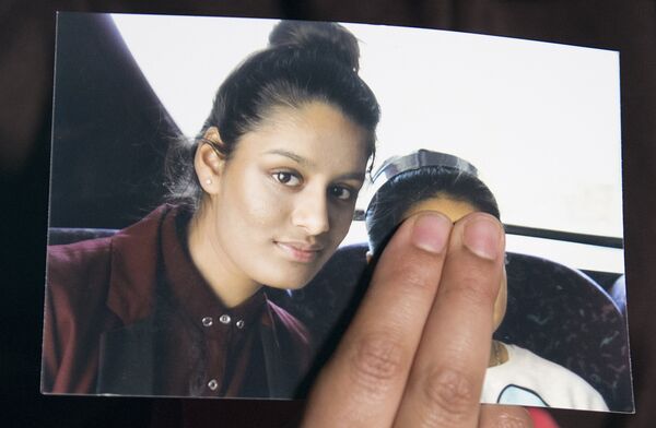 In this file photo taken on February 22, 2015 Renu Begum, eldest sister of missing British girl Shamima Begum, holds a picture of her sister while being interviewed by the media in central London - Sputnik International