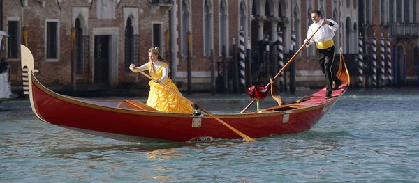 Участники Венецианского карнавала  - Sputnik International