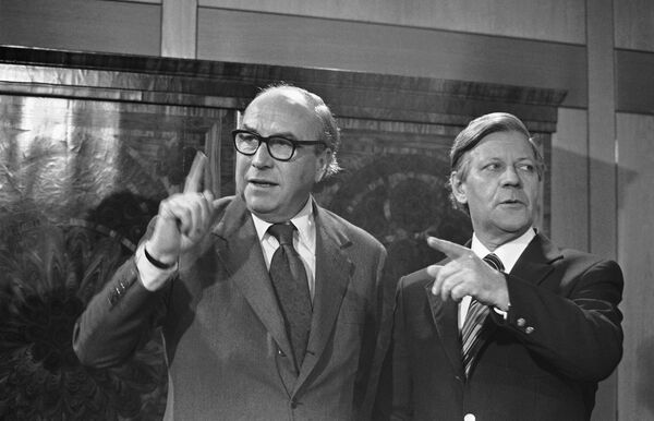 European Commission President Roy Jenkins (left, with Chancellor Helmut Schmidt) was one of the founding members of the SDP in 1981 European Commission President Roy Jenkins (left, with Chancellor Helmut Schmidt) was one of the founding members of the SDP in 1981 - Sputnik International