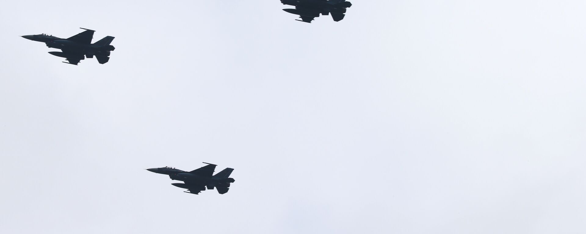 Japan's F-2 fighter jets fly in formation during the annual Self-Defense Forces Commencement of Air Review at Hyakuri Air Base, north of Tokyo, Sunday, Oct. 26, 2014. - Sputnik International, 1920, 09.12.2022