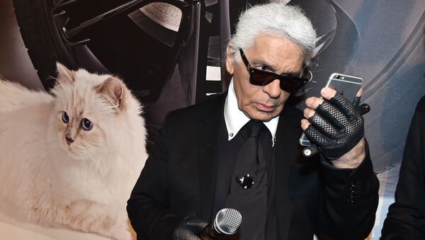 German fashion designer, artist, and photographer Karl Lagerfeld poses next to a photo of his cat Choupette during the inauguration of the show Corsa Karl and Choupette at the Palazzo Italia in Berlin on February 3, 2015 - Sputnik International