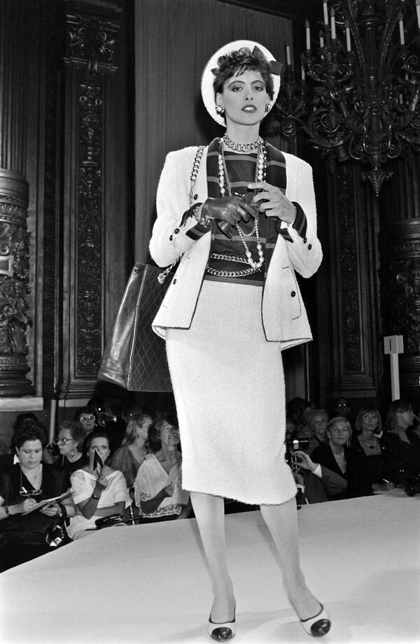 French Model Ines de la Fressange Presents a Creation by German Designer Karl Lagerfeld for Chanel, 1984 - Sputnik International