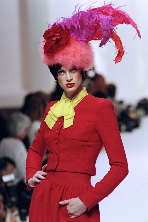 US Model Kristen McMenamy Displays a Creation designed by Karl Lagerfeld in Paris, 1994 - Sputnik International