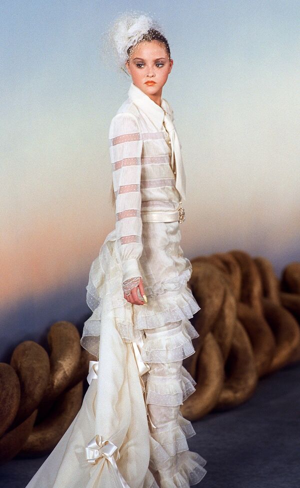 US model Devon Aoki Presents the Wedding Dress Designed by Karl Lagerfeld for Chanel, 2001 - Sputnik International