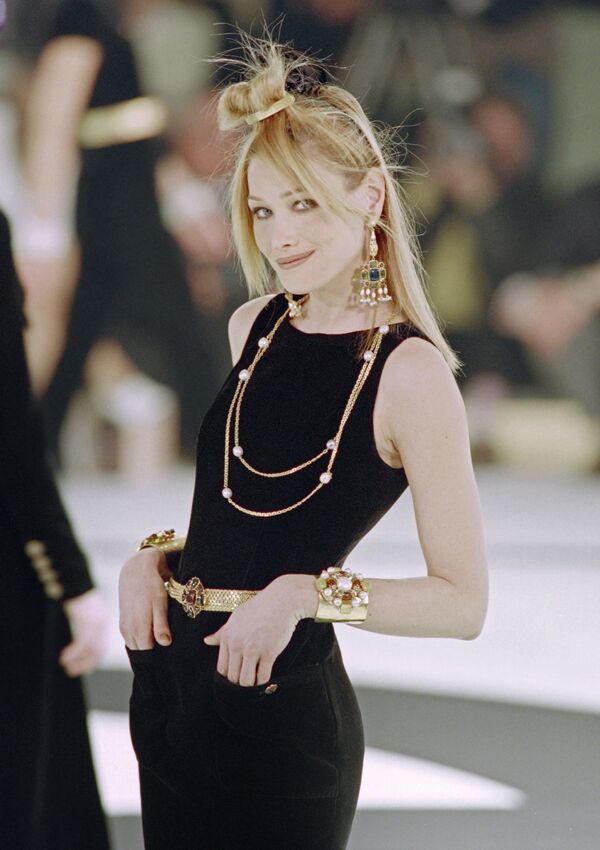 Italian-French Model Carla Bruni Presents an Outfit by Designer Karl Lagerfeld for Chanel, 1996 - Sputnik International