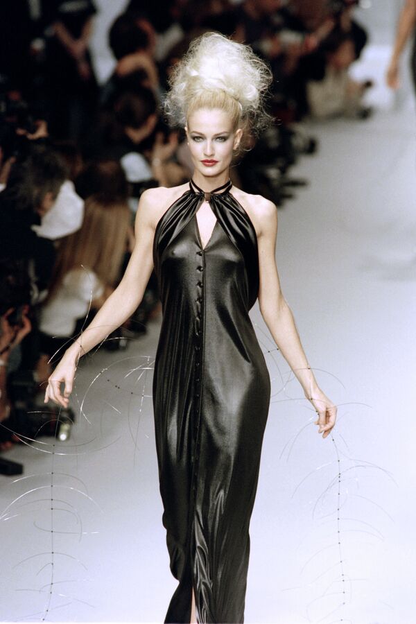 Dutch Model Karen Mulder Presents a Creation for Fashion House Karl Lagerfeld in Paris, 1995 - Sputnik International
