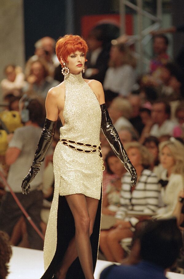 Model Linda Evangelista Presents a Creation for Fashion House Chanel , 1991 - Sputnik International