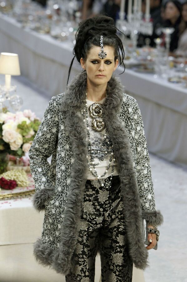 British Model Stella Tennant Presents a Creation for Fashion House Chanel in Paris , 2011 - Sputnik International