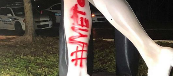 #MeToo painted on WWII kiss statue #MeToo painted on WWII kiss statue - Sputnik International