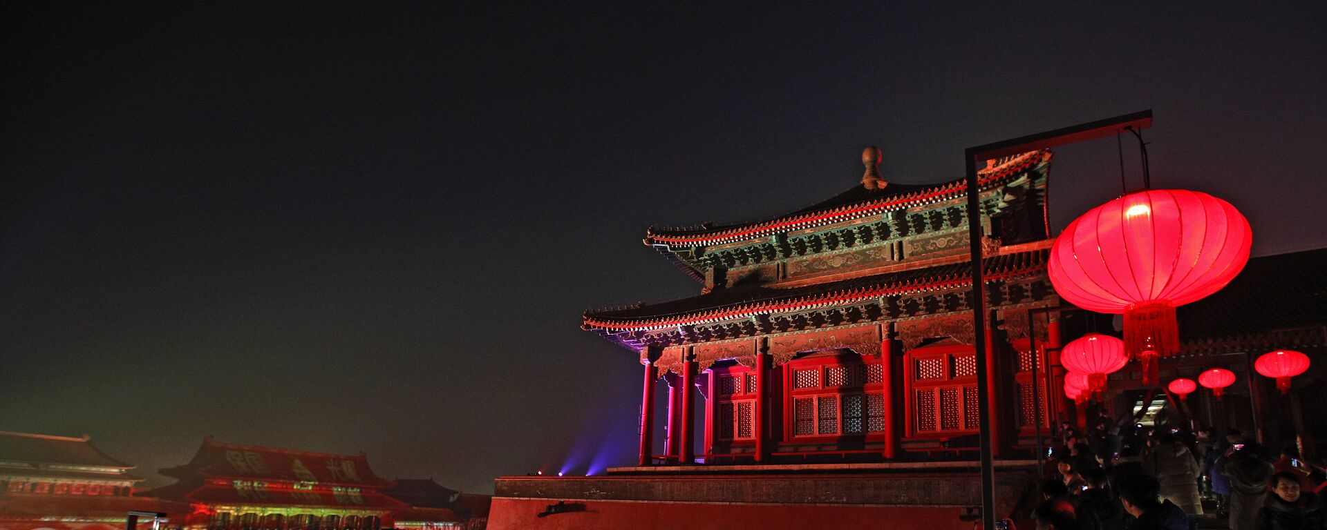 Visitors tour the Forbidden City decorated with red lanterns and illuminated with lights during the Lantern Festival in Beijing, Tuesday, Feb. 19, 2019.  - Sputnik International, 1920, 24.03.2023