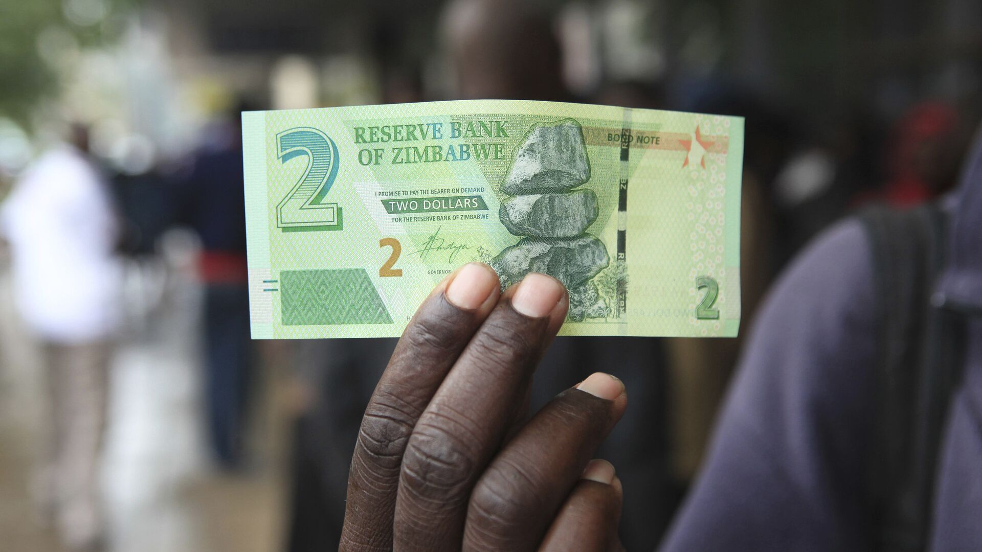 A man shows a new note introduced by the Reserve Bank of Zimbabwe in Harare, Monday, Nov, 28, 2016 - Sputnik International, 1920, 03.02.2023