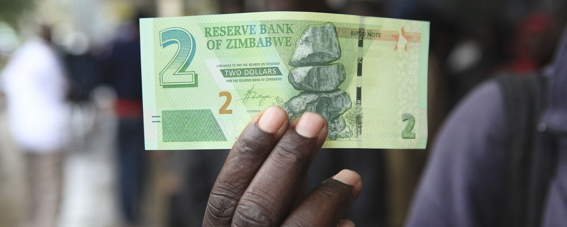 A man shows a new note introduced by the Reserve Bank of Zimbabwe in Harare, Monday, Nov, 28, 2016 - Sputnik International, 1920, 03.02.2023
