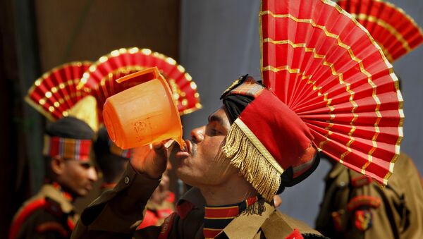 A new recruit of the Indian Border Security Force (BSF) drinks water before the start of a passing out parade ceremony in Humhama, on the outskirts of Srinagar, India, Tuesday, April, 26, 2011 - Sputnik International