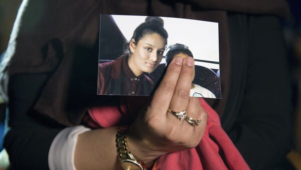 In this file photo taken on February 22, 2015 Renu Begum, eldest sister of missing British girl Shamima Begum, holds a picture of her sister while being interviewed by the media in central London. - Sputnik International