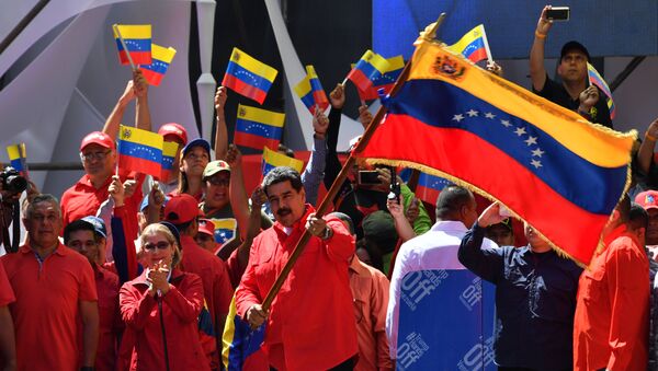 Venezuelan President Nicolas Maduro (C) waves the national flag during a pro-government march in Caracas, on February 23, 2019. - Sputnik International