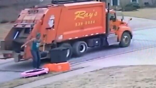 Trash Service Man Get Captured on Video While Jumping on Old Trampoline - Sputnik International