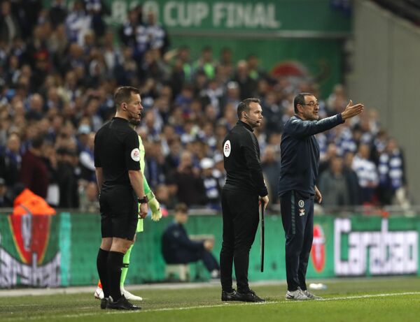 Chelsea's under pressure manager Maurizio Sarri gesticulates as he tries to make the substitution on 24 February 2019 Chelsea's under pressure manager Maurizio Sarri gesticulates as he tries to make the substitution on 24 February 2019 - Sputnik International