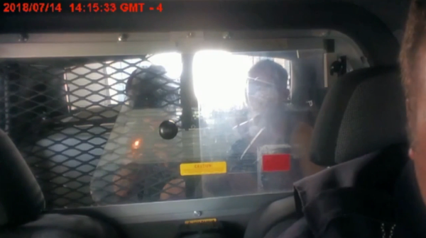 Officer with Florida's Fort Pierce Police Department is suspended over events that took place on July 2018 arrest of Walmart shoplifters - Sputnik International