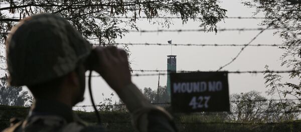 An India's Border Security Force (BSF) soldier keeps vigil during patrol along the fenced border with Pakistan in Ranbir Singh Pura sector near Jammu February 26, 2019 - Sputnik International