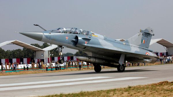 An Indian Air Force Mirage 2000 aircraft lands on the Agra-Lucknow expressway during a drill which, according to the Air Force officials, was held to use the expressway as landing strips in the event of emergency, in Unnao in the northern state of Uttar Pradesh, India, October 24, 2017 - Sputnik International