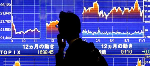 A man looks at an electronic stock quotation board showing Japan's Nikkei average outside a brokerage in Tokyo, Japan, November 13, 2018 - Sputnik International