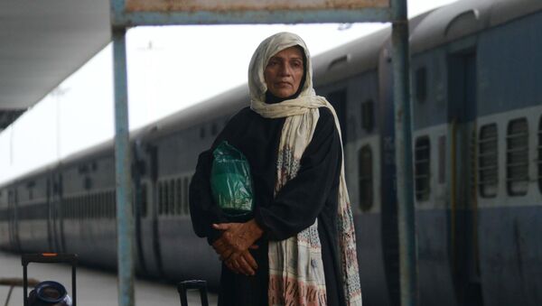 Pakistani passengers from the Samjhauta Express arrive from Pakistan at Attari Railway Station, about 35 kms from Amritsar on September 29, 2016 - Sputnik International