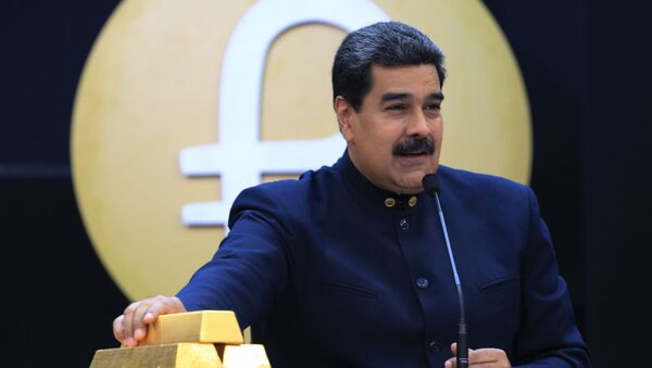 Handout photo released by the Venezuelan Presidency of Venezuelan President Nicolas Maduro speaking next to gold ingots in Caracas on March 22, 2018 - Sputnik International