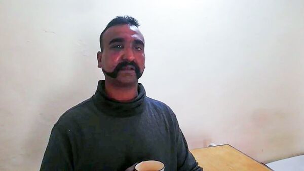 This handout photograph released by Pakistan's Inter Services Public Relations (ISPR) on February 27, 2019, shows captured Indian pilot looking on as holding a cup of tea in the custody of Pakistani forces in an undisclosed location - Sputnik International