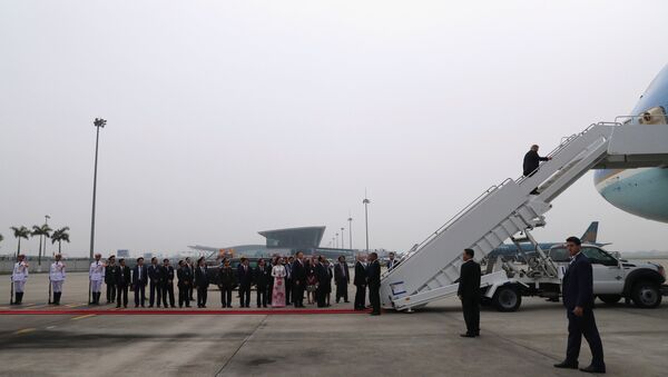 U.S. President Donald Trump boards Air Force One after his summit with North Korean leader Kim Jong Un, at Noi Bai International Airport in Hanoi, Vietnam, February 28, 2019 - Sputnik International