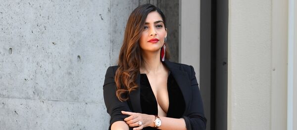 Indian actress Sonam Kapoor poses after attending the Armani fashion show, as part of the Women's Spring/Summer 2019 fashion week in Milan, on September 23, 2018 Indian actress Sonam Kapoor poses after attending the Armani fashion show, as part of the Women's Spring/Summer 2019 fashion week in Milan, on September 23, 2018 - Sputnik International