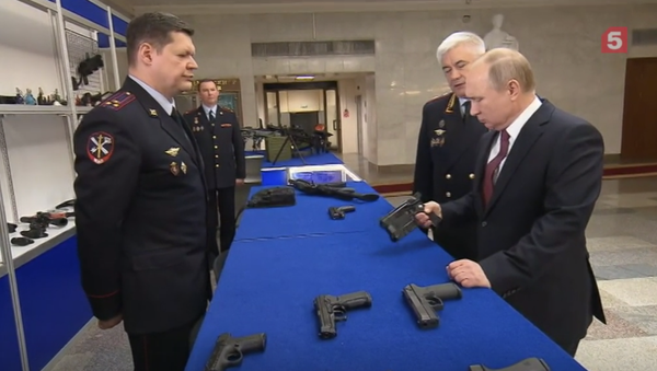 Putin checks out new Stun Gun for police use. - Sputnik International