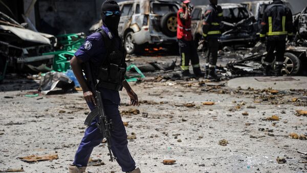 A Somali security personnel patrols at the scene where a car bomb exploded in Mogadishu, on January 29, 20 19 - Sputnik International