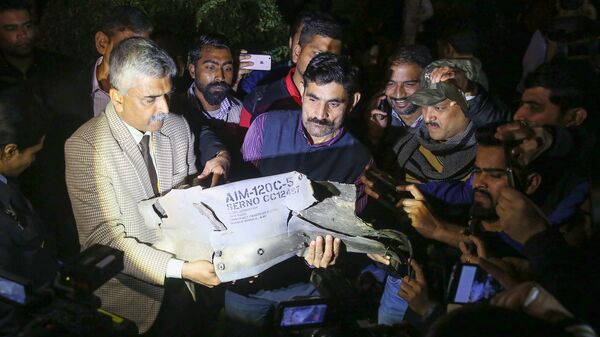 Indian Air Force officials show a section of an exploded AMRAAM missile, said to be fired by Pakistan Air Force (PAF) F-16, during a joint press conference of the Indian Air Force (IAF), Army and Navy in New Delhi on February 28, 2019 - Sputnik International