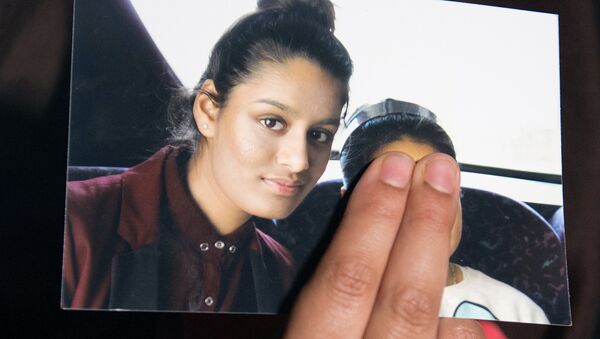 FILE PHOTO: Renu Begum, sister of teenage British girl Shamima Begum, holds a photo of her sister as she makes an appeal for her to return home at Scotland Yard, in London, Britain February 22, 2015 - Sputnik International