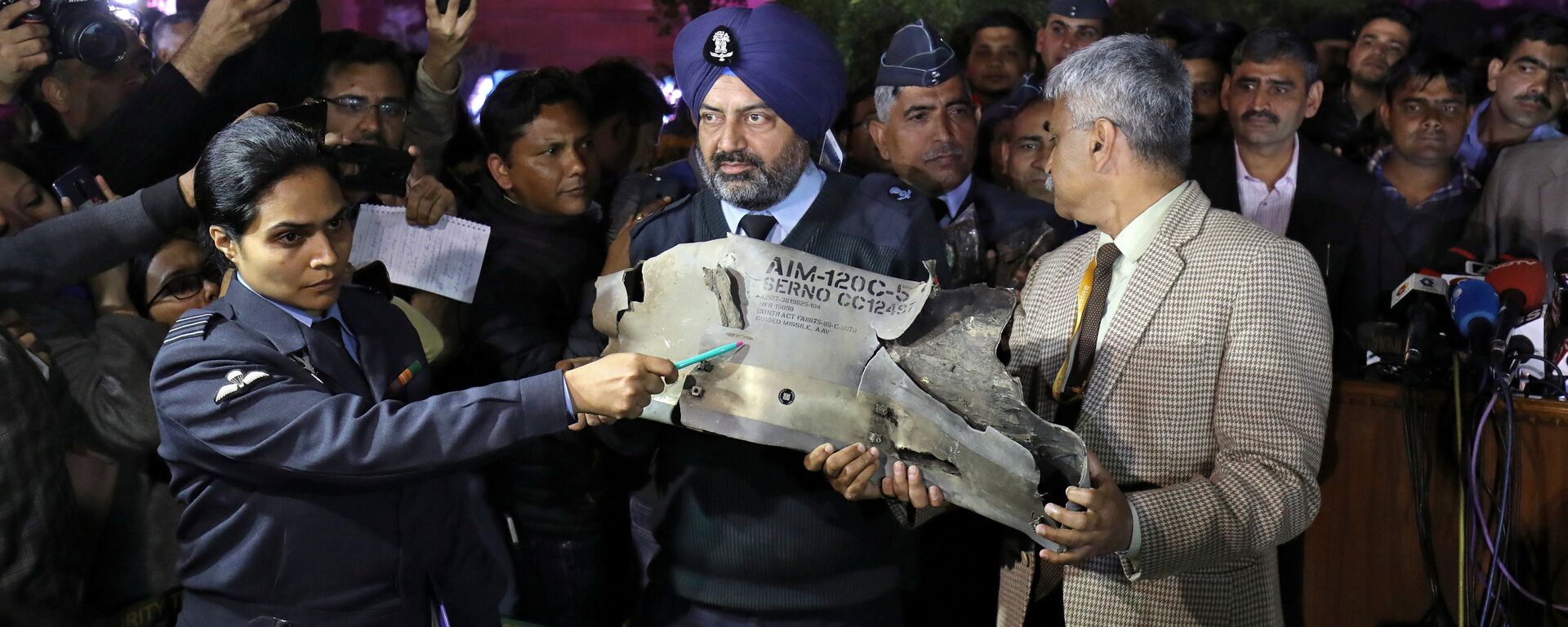 Indian Air Force officials display a wreckage of AMRAAM air-to-air missile that they say was fired by Pakistan Air Force fighter jet during a strike over Kashmir on Wednesday, after speaking with the media in the lawns of India's Defence Ministry in New Delhi, India, February 28, 2019 - Sputnik International, 1920, 01.03.2019