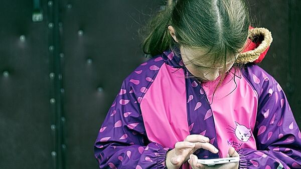 A girl using her mobile phone - Sputnik International