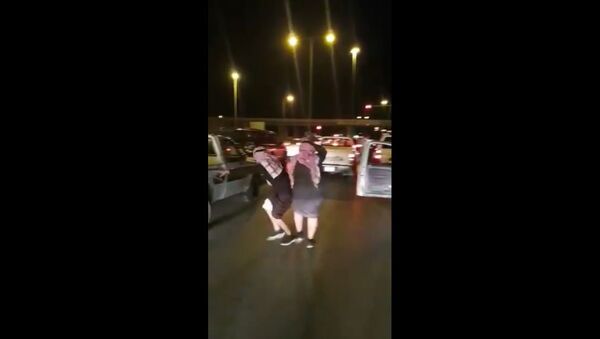 Saudi Men Dance While Waiting at Red Traffic Lights - Sputnik International