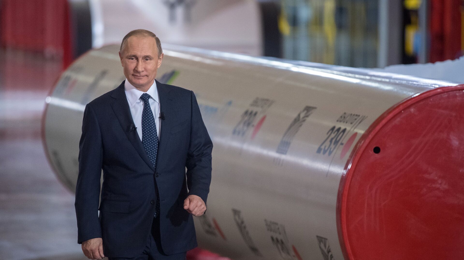 Russian President Vladimir Putin poses before section of pipeline for the Nord Stream 2 project, which Germany unilaterally froze in February after Russia recognized the Donbass republics as independent states. - Sputnik International, 1920, 19.06.2022