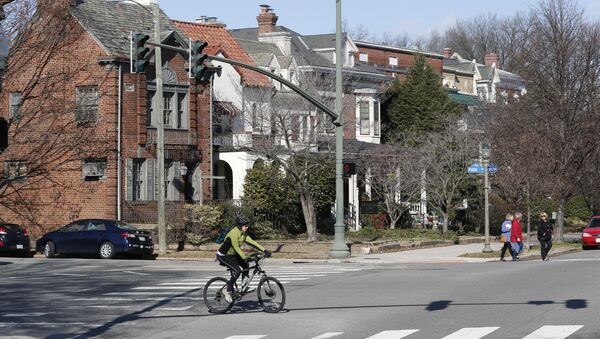 cyclists and pedestrians cross a street in the US - Sputnik International