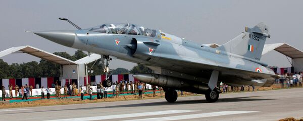 Indian Air Force Mirage 2000 aircraft lands on the Agra-Lucknow expressway - Sputnik International