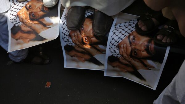 Demonstrators step on the posters of Maulana Masood Azhar, head of Pakistan-based militant group Jaish-e-Mohammad which claimed attack on a bus that killed 44 Central Reserve Police Force (CRPF) personnel in south Kashmir on Thursday, during a protest in Mumbai, India, February 15, 2019 - Sputnik International