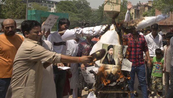 Shiite Muslims shout slogans and burn an effigy of the leader of the Islamic State group, Abu Bakr al-Baghdadi during a protest in New Delhi, India, Friday, June 9, 2017 - Sputnik International