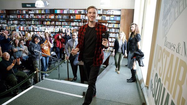 PewDiePie signs copies of his new book This Book Loves You at Barnes & Noble Union Square on October 29, 2015 in New York City - Sputnik International