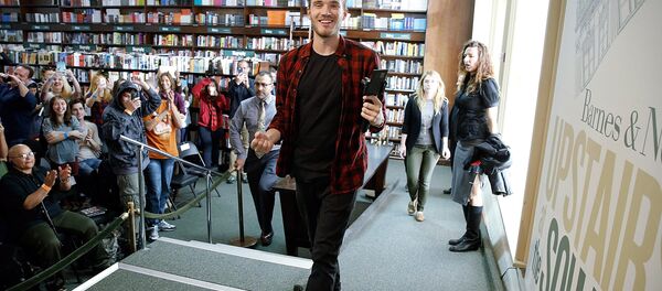 PewDiePie signs copies of his new book This Book Loves You at Barnes & Noble Union Square on October 29, 2015 in New York City - Sputnik International