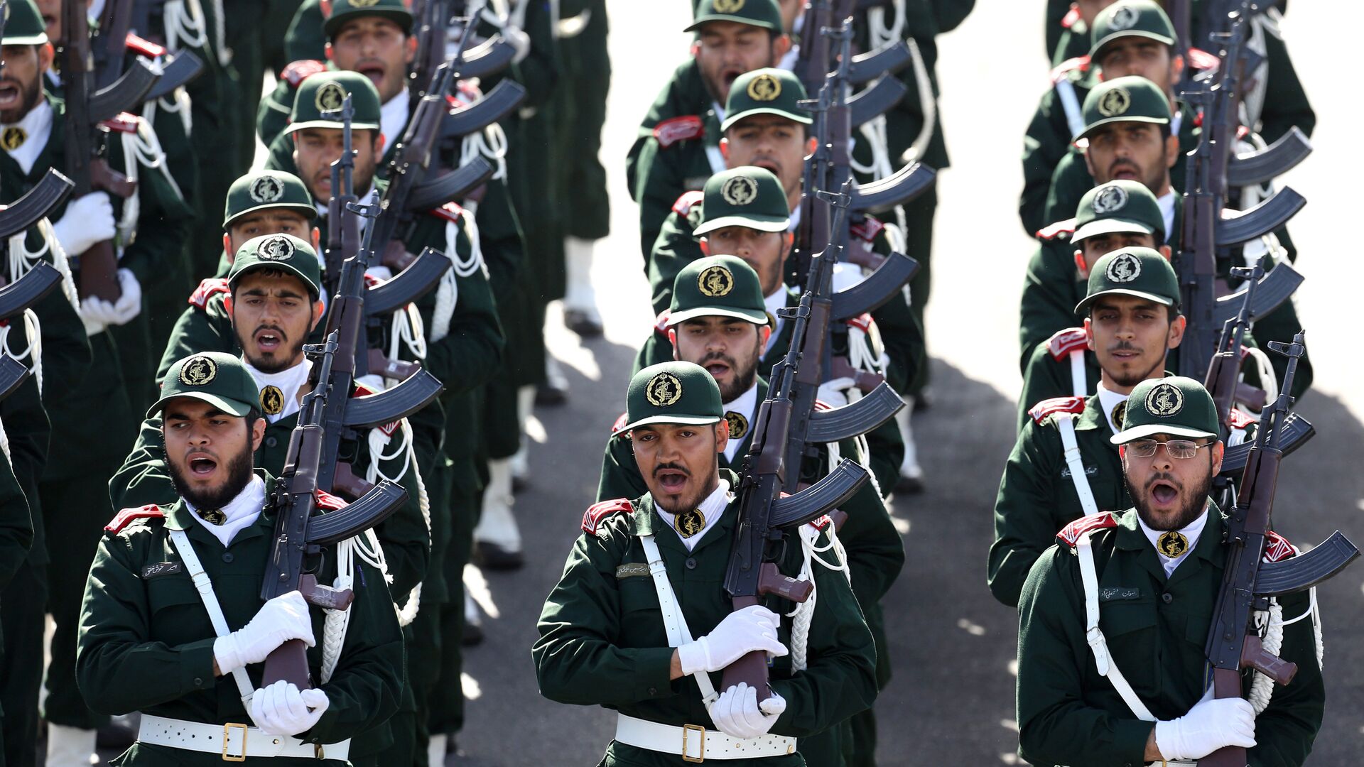 Members of the Iran's Revolutionary Guard march during an annual military parade marking the 34th anniversary of outset of the 1980-88 Iran-Iraq war, in front of the mausoleum of the late revolutionary founder Ayatollah Khomeini just outside Tehran, Iran, Monday, Sept. 22, 2014 - Sputnik International, 1920, 30.09.2021