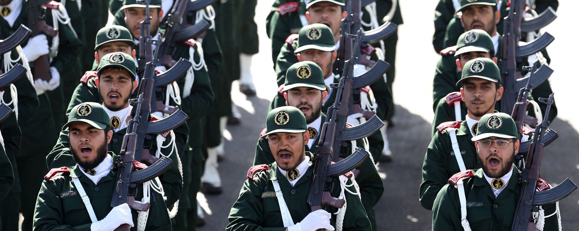 Members of the Iran's Revolutionary Guard march during an annual military parade marking the 34th anniversary of outset of the 1980-88 Iran-Iraq war, in front of the mausoleum of the late revolutionary founder Ayatollah Khomeini just outside Tehran, Iran, Monday, Sept. 22, 2014 - Sputnik International, 1920, 30.09.2021