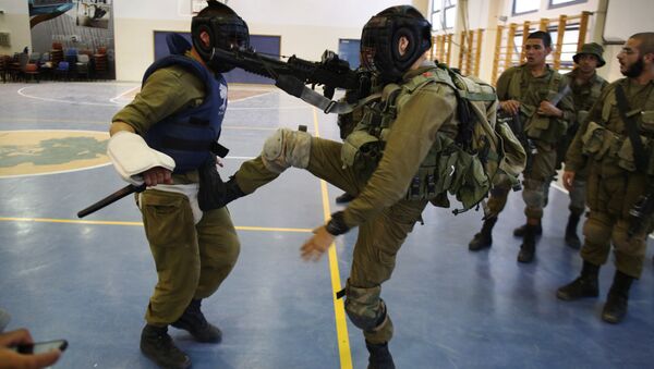 Israeli Golani infantry soldiers take part in a training of Krav Maga, the close-combat method conceived in secrecy by the Israeli military, in the Regavim Army base, in northern Israel on April 19, 2016 - Sputnik International