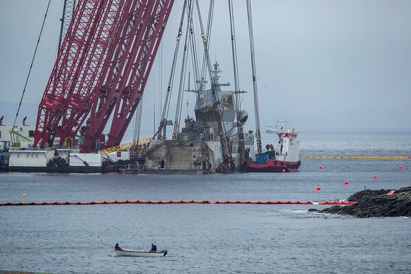 Salvage operation of the shipwrecked Norwegian navy frigate KNM Helge Ingstad continues in Hjeltefjorden near Bergen, Norway February 27, 2019 - Sputnik International
