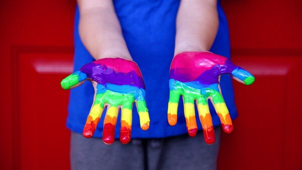A child's hands covered in paint - Sputnik International