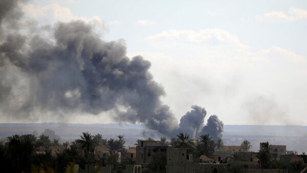 Black plumes of smoke rise in Baghouz, Deir Al Zor province - Sputnik International